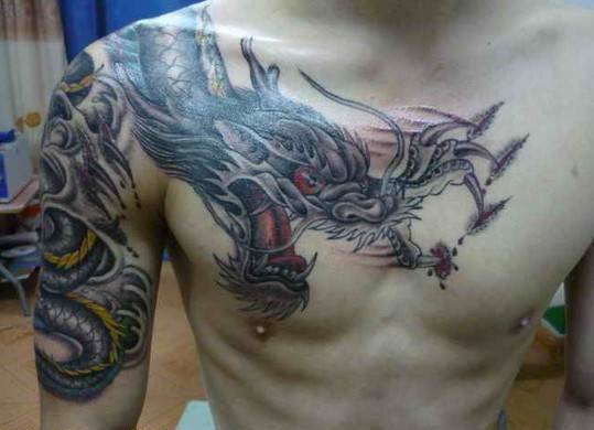 中国帅哥半甲邪龙纹身图案