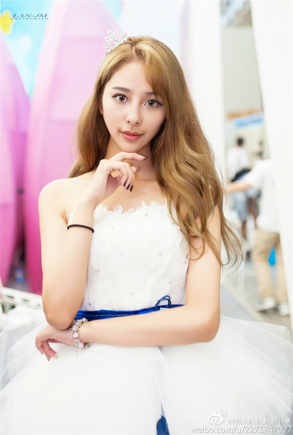 90后气质美少女唯美清凉街头写真