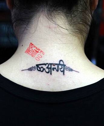 女生颈部个性时尚梵文纹身图片