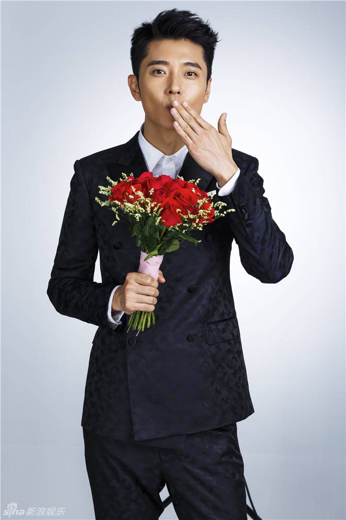 优雅王子张丹峰写真 口含玫瑰深情凝视