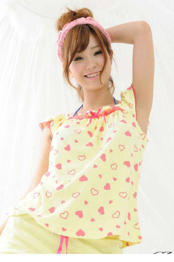 清新小美眉尽显性感迷人写真