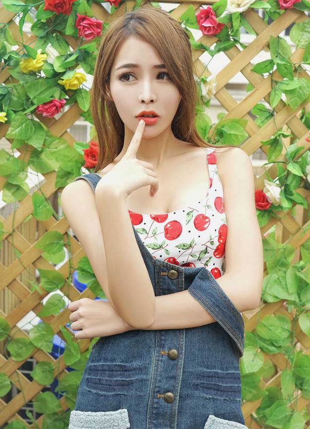 靓丽大眼美女模特白色吊带写真