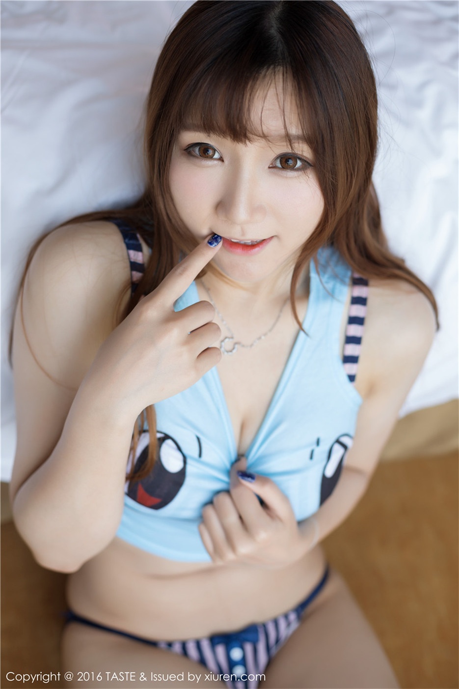 日系可爱校花诱惑美胸私房照