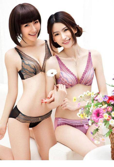两女内衣模特身材大比拼