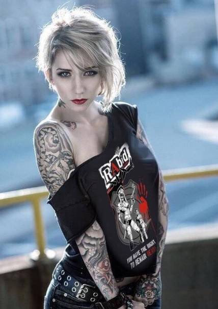 欧美少女个性纹身高清图片