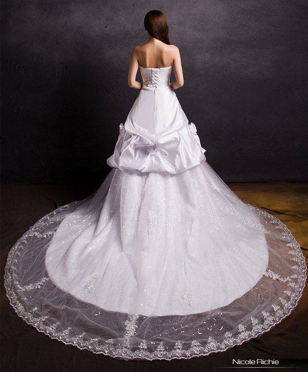 穿婚纱的唯美漂亮女生图片