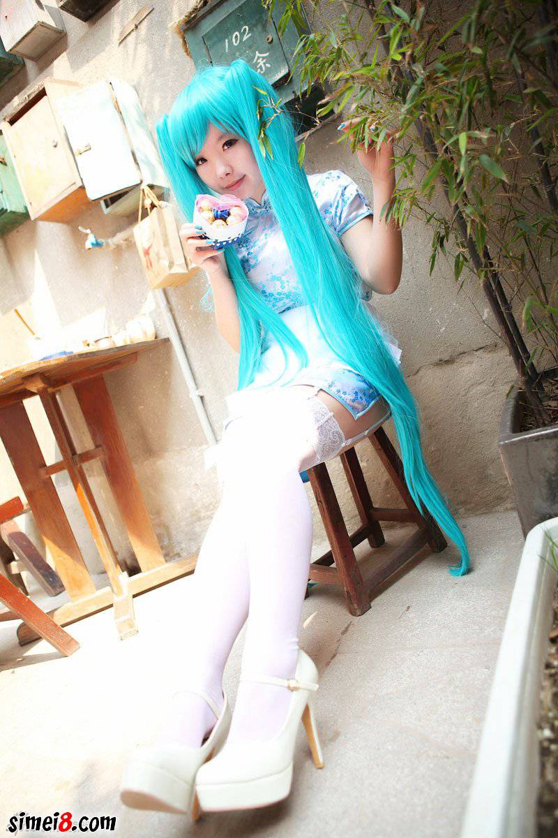 漂亮美眉真人cos初音福利图来了