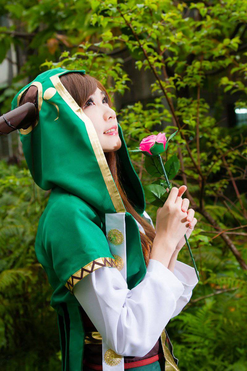 长腿美女张雅筑户外甜美cosplay美图