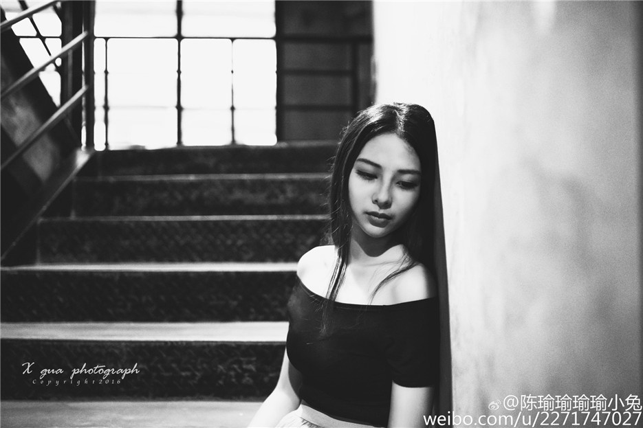 90后气质美少女唯美清凉街头写真