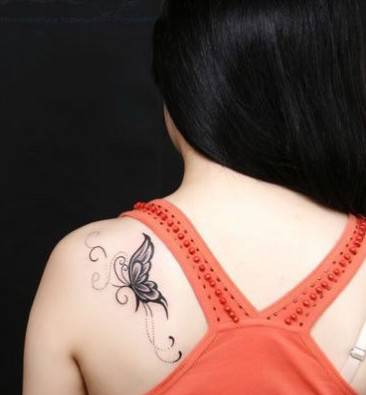 女生肩部蝴蝶纹身图片漂亮秀气