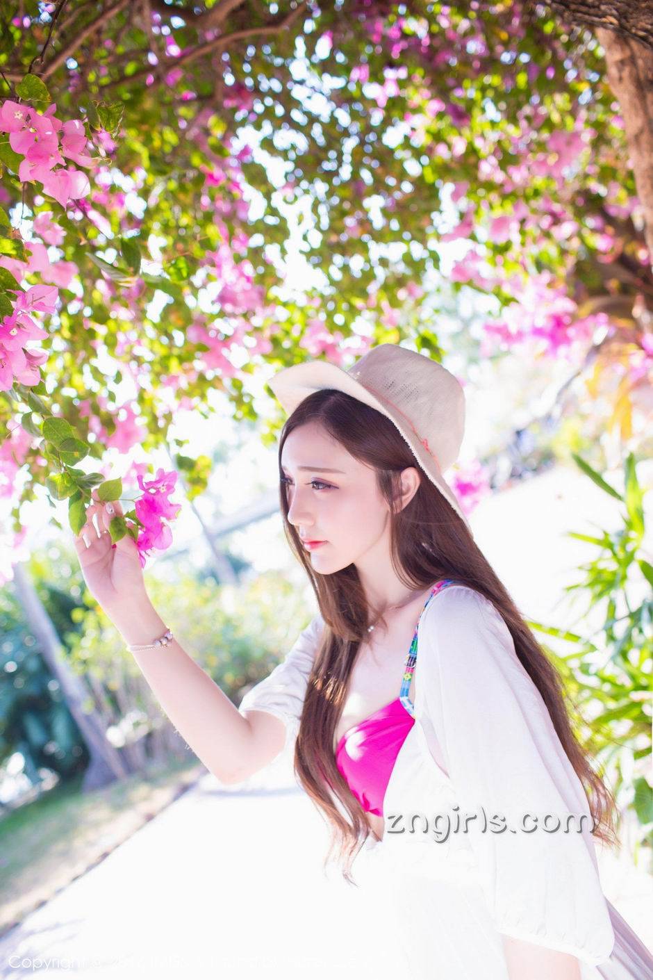 颜值超高的长腿校花淼淼萌萌哒夏日清凉写真