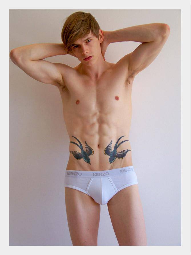 欧美帅哥性感腰部燕子纹身图片