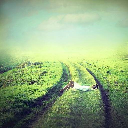 朦胧浓雾下的孤独身影意境图片