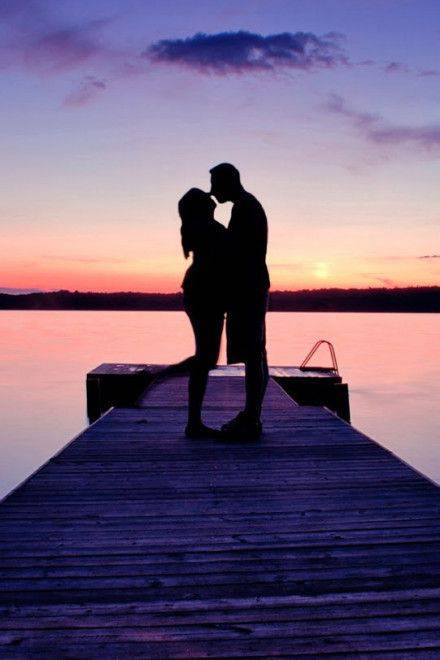 浪漫海边看日落情侣的图片