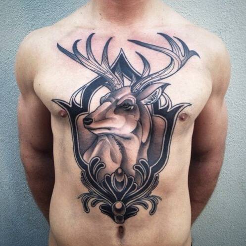 男子胸部逼真的鹿头半甲纹身