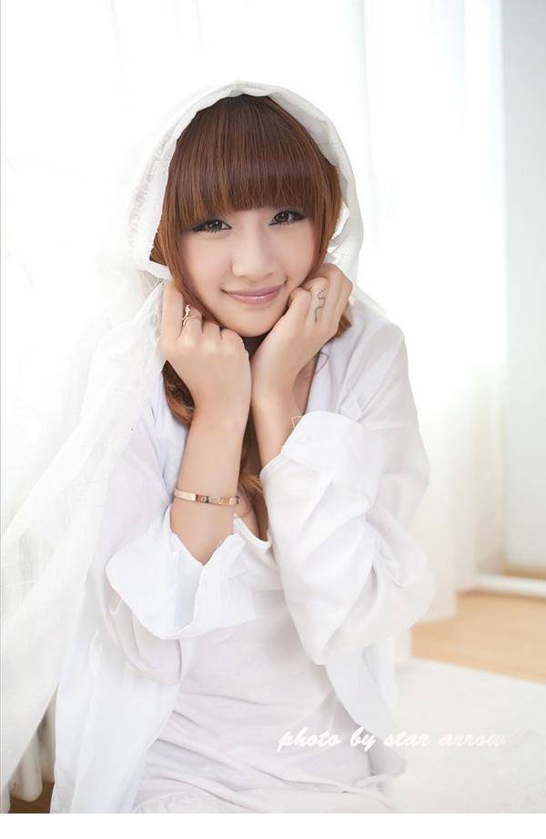 养眼美女白色简约私房美妙迷人壁纸