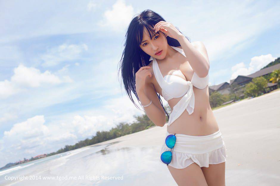 比基尼泳衣女郎杨上萱海边写真