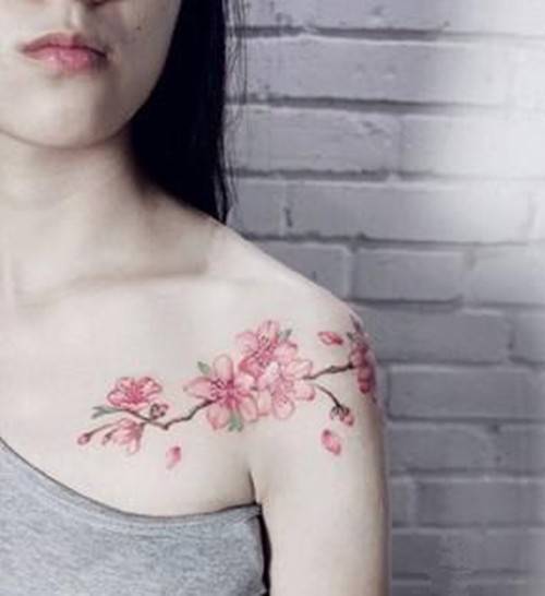 性感女生锁骨纹身图案