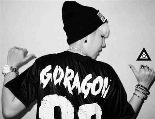 呆萌大眼睛帅男生图片素材