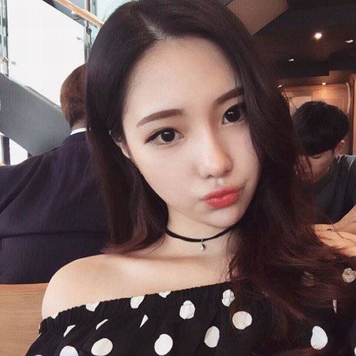 90后非主流女孩甜美自拍照