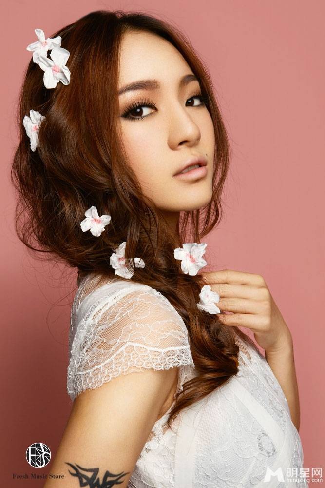歌手胡灵圣诞节唯美清新写真