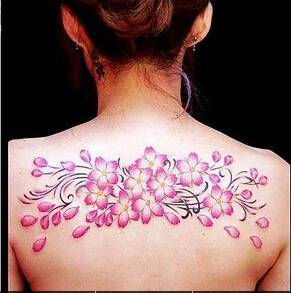 后背粉色的梅花纹身图案