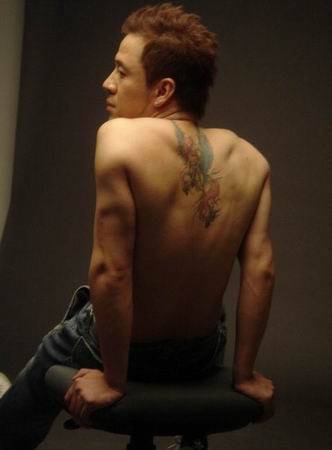 中国男明星杨坤后背纹身图片欣赏