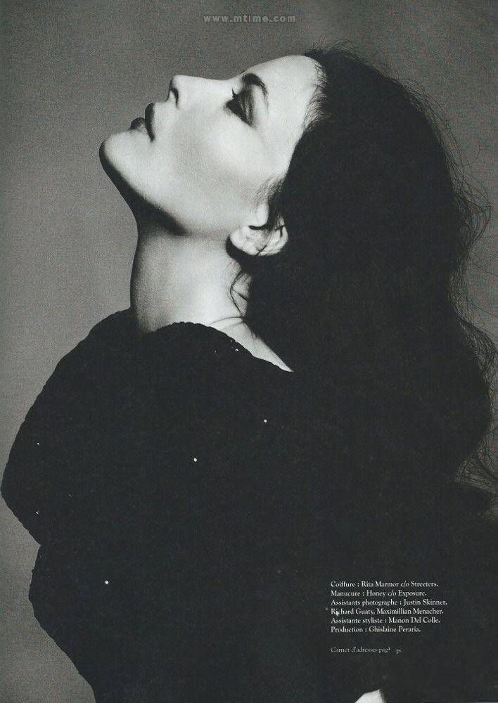 美国电影女演员丽芙泰勒冷魅黑白写真