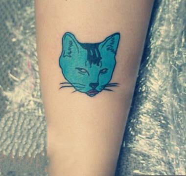 腿部上的个性猫咪纹身图案