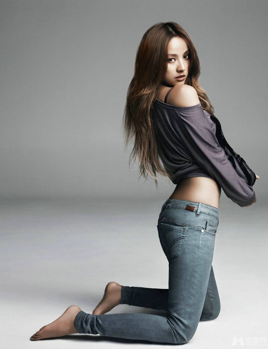 韩国女歌手李孝利释放性感迷人写真