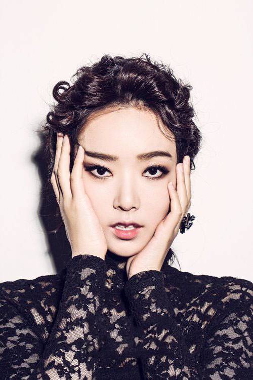 韩国女明星裴涩琪黑色蕾丝惊艳全场