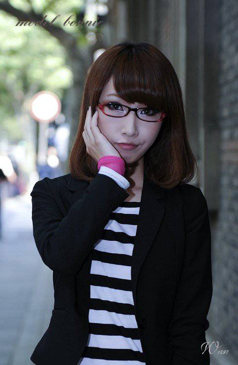 戴眼镜气质女生非主流图片