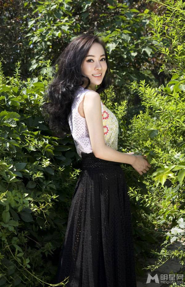 内地女演员霍思燕深V短裙大秀修长美腿