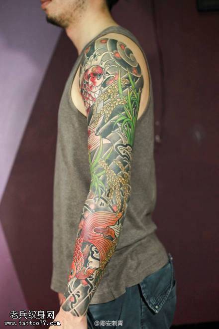 好看的彩绘鲤鱼花臂纹身图案