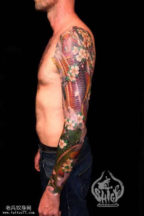 好看的鲤鱼花臂纹身男图片