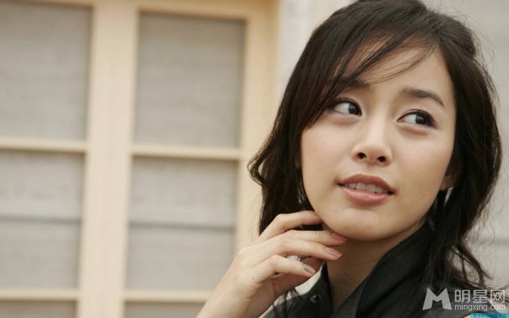 韩国女明星金泰熙散发清新甜美气质