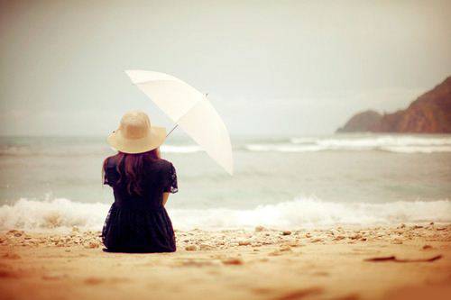 沙滩上撑伞的少女伤感素雅风格背景图片