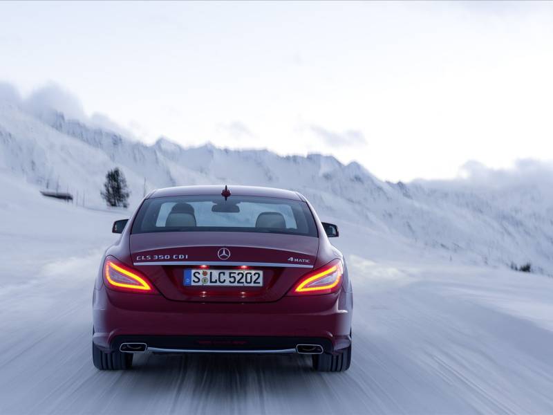 冬日雪地中的奔驰汽车图片