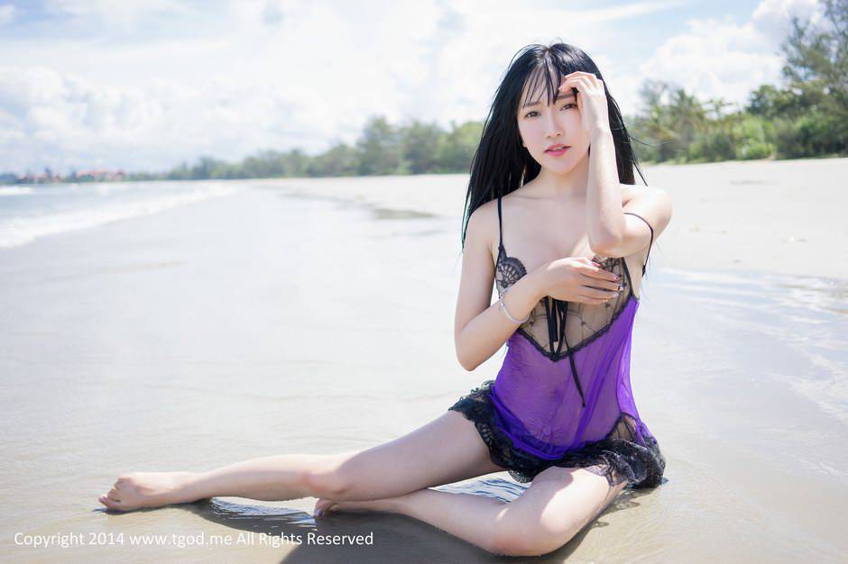 性感美女杨上萱夏日海边旅拍照