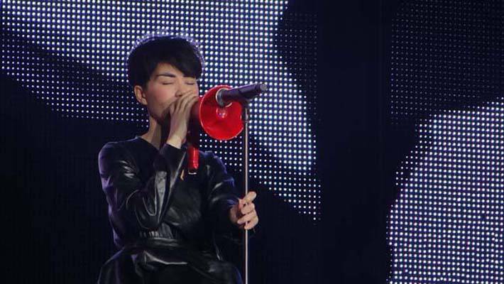 女歌手王菲巡回演唱会中的舞台照