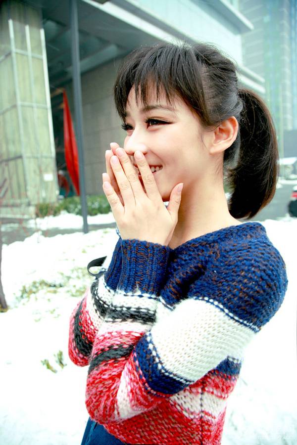 女神袁姗姗冬日雪中温暖笑容街拍
