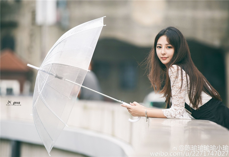 90后气质美少女唯美清凉街头写真