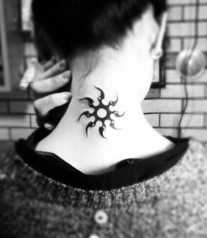 可爱女生后背太阳图腾纹身图案