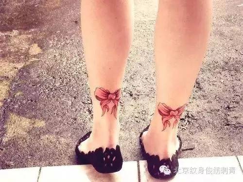 唯美女生腿部蝴蝶结纹身图片
