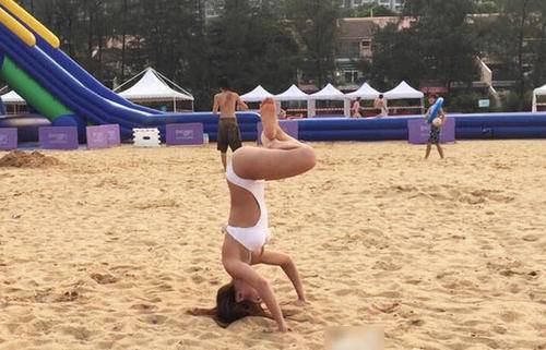 陈冠希前女友黄榕穿泳衣沙滩做瑜伽(2)