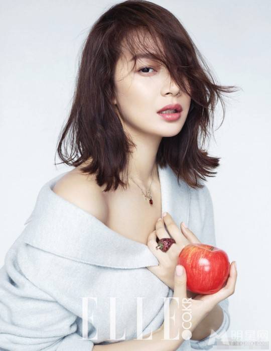 申敏儿气质清新登陆ELLE杂志封面
