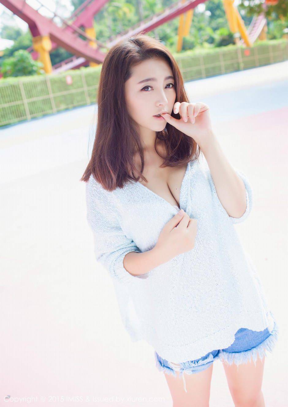 爱蜜社宅男女神夏茉GIGI牛仔热裤街拍写真