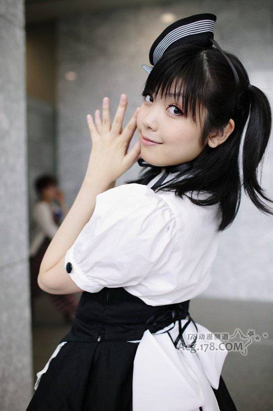 俏皮女生甜美cosplay可爱女仆