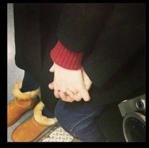 温馨而又简单手牵手情侣图片