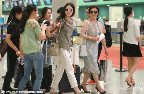 刘亦菲与美女妈妈现身机场 获粉丝护驾心情大好